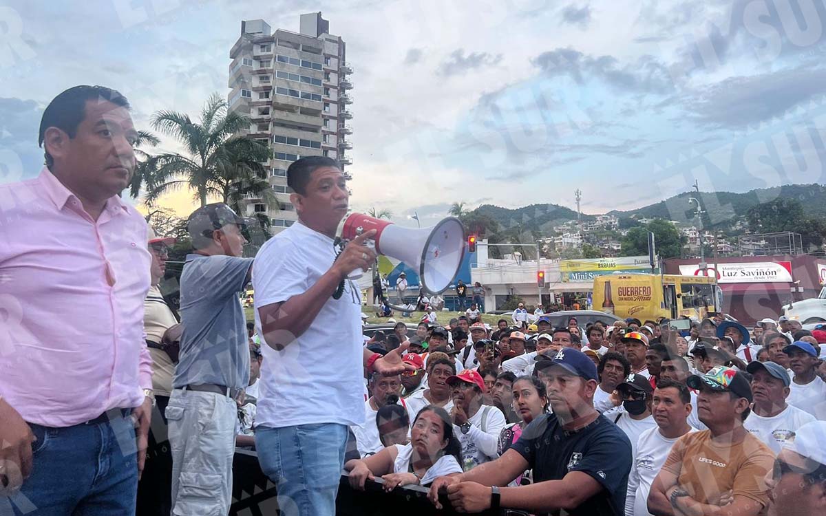 Representantes del Frente de Defensa de la Zona Federal Marítima Terrestre informan los acuerdos que tuvieron con la Semar. Foto: Jacob Morales.