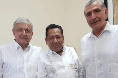 Trío tabasqueño. López Obrador junto a Gómez Piedra, a quien calificaba como un “abogado honrado”, y el senador Adán Augusto López • Foto: Especial 