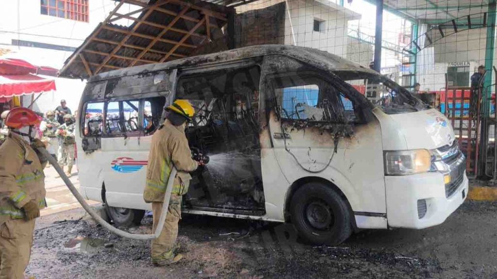Bomberos sofocan el incendio de la camioneta Urvan, en su base en Chilpancingo. Foto Jessica Torres