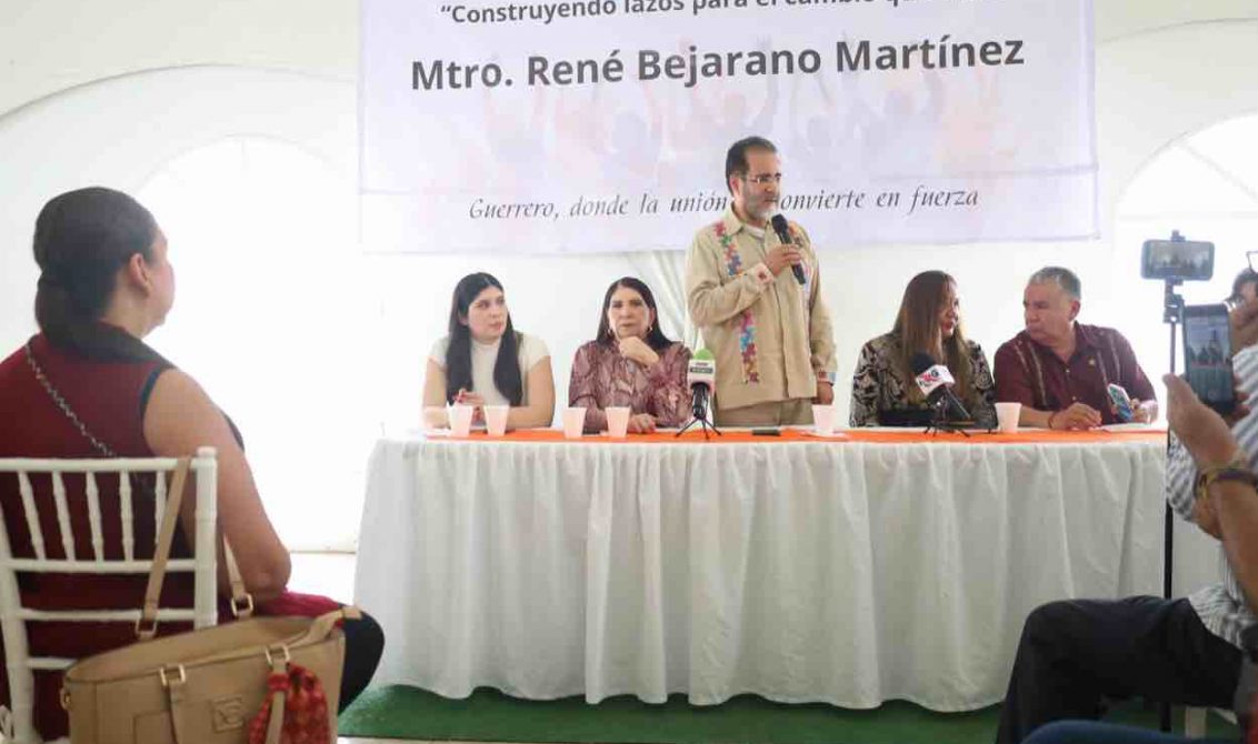 La diputada federal por Morena, Celeste Mora Eguiluz, su madre, la diputada local Guadalupe Eguiluz Bautista, y René Bejarano.