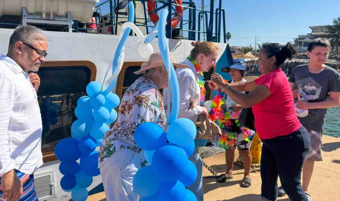 Vecinos y comerciantes de Puerto Marqués recibieron a tripulantes y pasajeros del Marinabús con cocos, música, piruetas de motos acuáticas para demostrarles su agradecimiento por haber escogido ese balneario para visitarlo (imagen). Foto: Carlos Carbajal