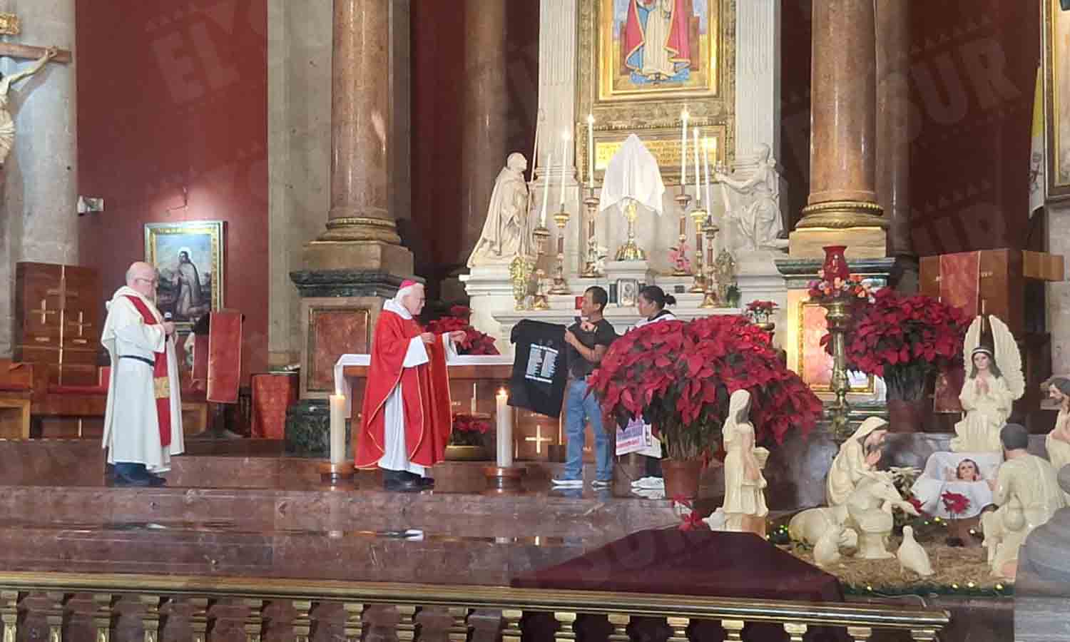 El padre del normalista José Ángel Navarrete, Emiliano Navarrete, obsequió una playera al obispo emérito Raúl Vera. Foto: Juan Luis Altamirano