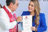 La gobernadora Evelyn Salgado Pineda entrega un diploma a su padre, el senador Félix Salgado Macedonio, como integrante de la primera generación de la Especialidad en Gestión Pública Inclusiva y Transparente de la Universidad Virtual del Estado de Guerrero. Foto: Facebook / Archivo