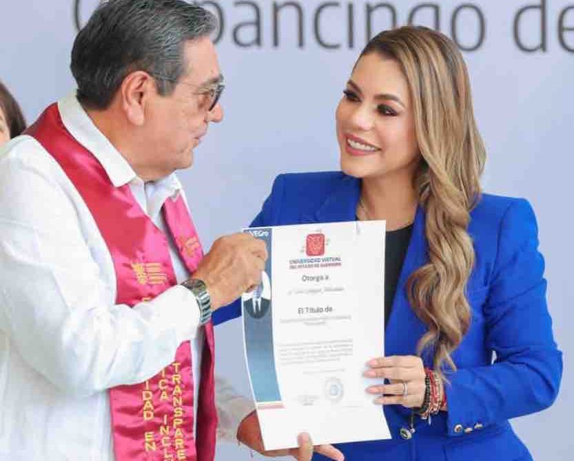 La gobernadora Evelyn Salgado Pineda entrega un diploma a su padre, el senador Félix Salgado Macedonio, como integrante de la primera generación de la Especialidad en Gestión Pública Inclusiva y Transparente de la Universidad Virtual del Estado de Guerrero. Foto: Facebook / Archivo