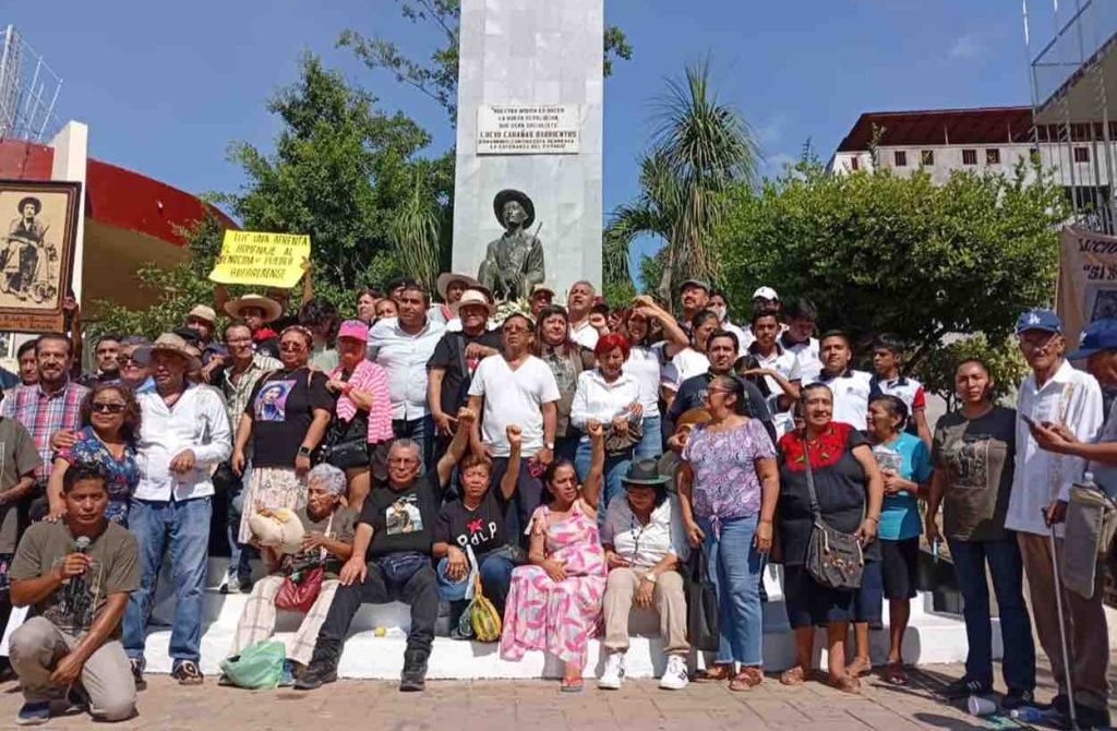 Asistentes al homenaje al maestro guerrillero Lucio Cabañas Barrientes en el obelisco en Atoyac, a 51 años de su caída en combate con el Ejército en la sierra de Tecpan de Galeana. Foto: Rosendo Betancourt Radilla