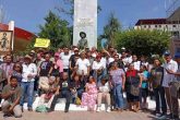 Asistentes al homenaje al maestro guerrillero Lucio Cabañas Barrientes en el obelisco en Atoyac, a 51 años de su caída en combate con el Ejército en la sierra de Tecpan de Galeana. Foto: Rosendo Betancourt Radilla