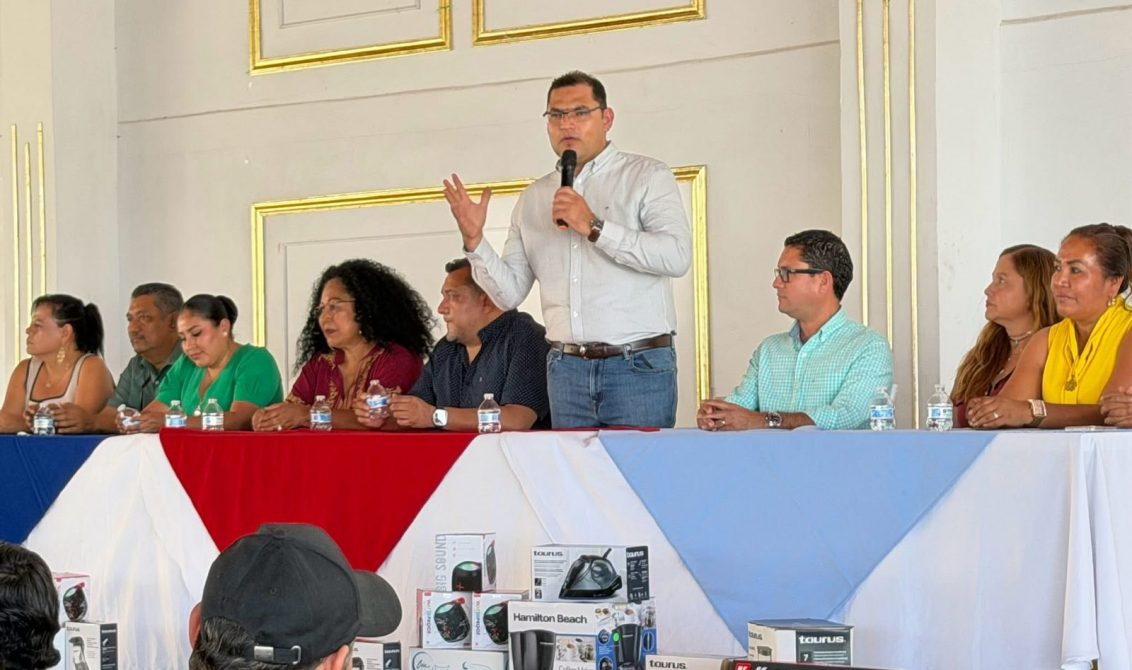 El delegado de la Sader en Guerrero y ex alcalde de Zirándaro, Gregorio Portillo, durante su intervención en el convivio de fin de año de los seguidores de Esthela Damián. Foto: Facebook