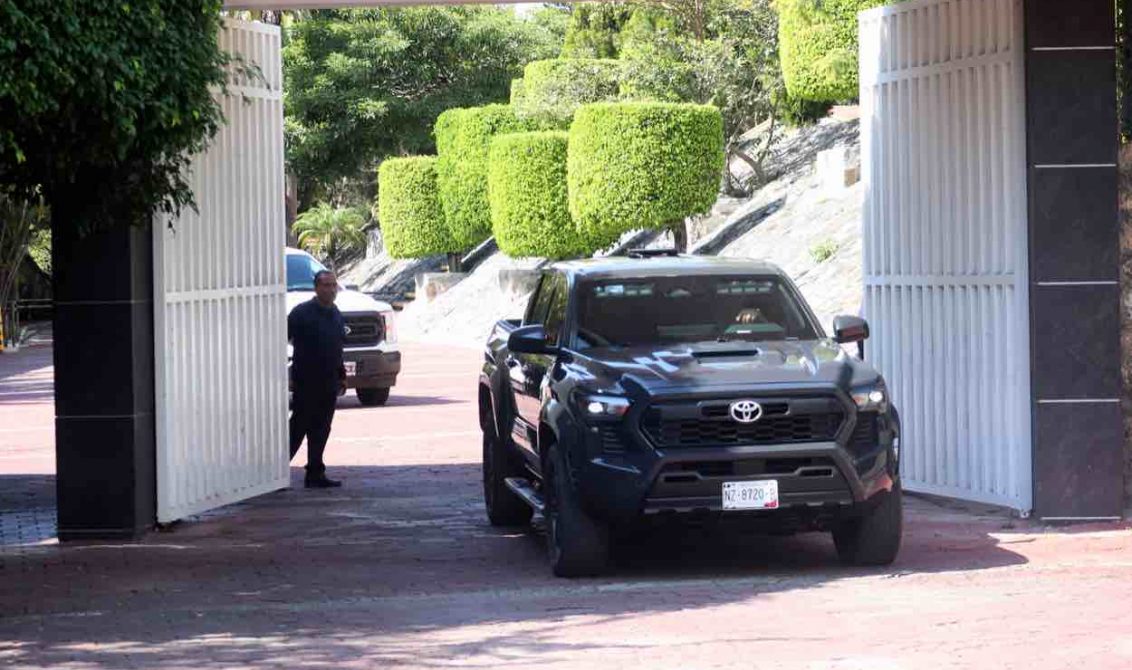 Chilpancingo gro, 4 de diciembre 2025. // Para evadir a los reporteros que se encontraban en la puerta 2 de esa Guerrero, el subsecretario de Desarrollo Político y Social, Francisco Rodríguez Cisneros, mando a solo a su chofer en el vehículo que habitualmente utiliza, mientras que el salió por la puerta 1 en otro vehículo, al termino de la mesa de Coordinación par ala Construcción de la Paz. // Foto: Jesús Eduardo Guerrero