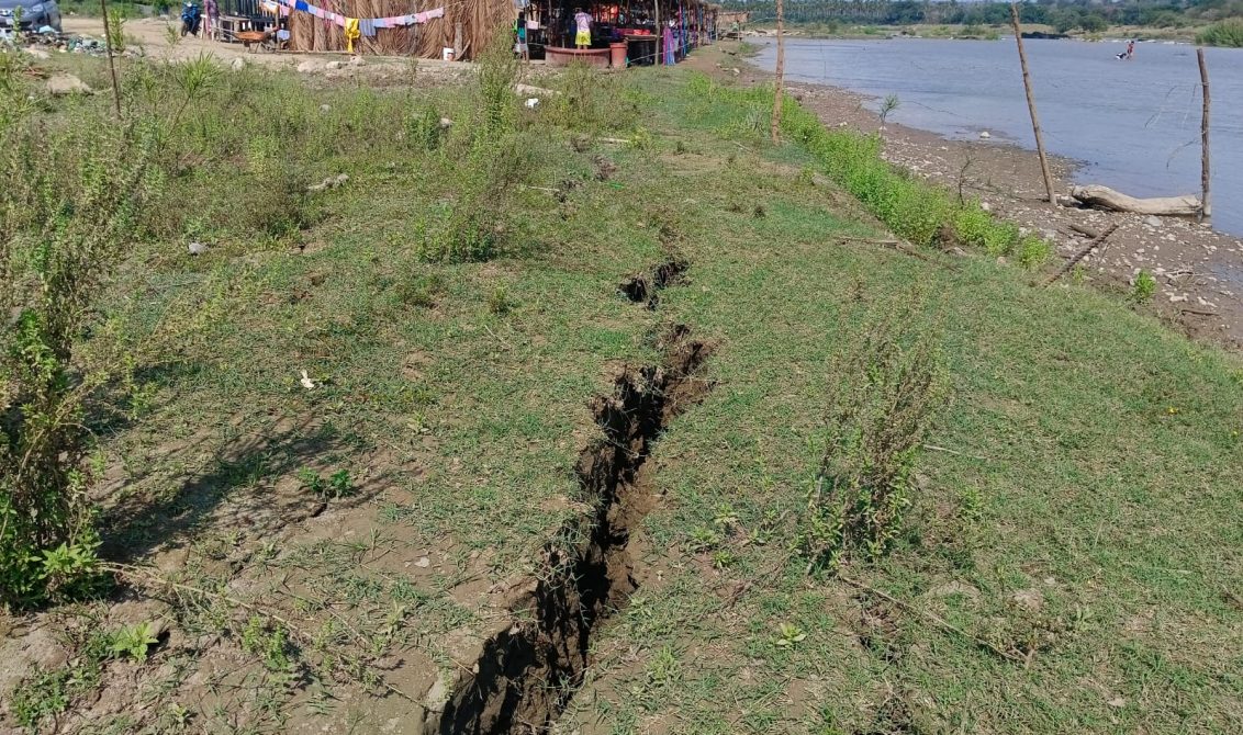Tras el sismo de 6.5 del viernes con epicentro en San Marcos, se hicieron una grietas en la tierra a orilla del río Papagayo que sorprendieron a los dueños de las enramadas cecanas. Foto: Aurora Harrison