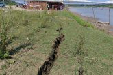 Tras el sismo de 6.5 del viernes con epicentro en San Marcos, se hicieron una grietas en la tierra a orilla del río Papagayo que sorprendieron a los dueños de las enramadas cecanas. Foto: Aurora Harrison
