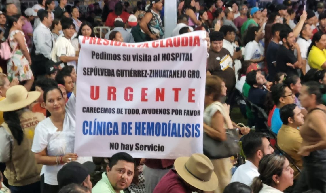 La protesta en la visita de la presidenta Claudia Sheinbaum a Petatlán para denunciar que la clínica de hemodiálisis del hospital IMSS-Bienestar, Bernardo Sepúlveda está vacía. Foto: Brenda Escobar