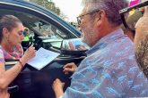 El presidente del Comité de Defensa del Muelle de Puerto Vicente Guerrero, José Martínez Espino entrega a la presidenta Claudia Sheinbaum el expediente en el que le solicitan que no los desalojen de la dársena para construir una base naval para la Secretaría de Marina-Armada de México. Foto: Cortesía: José Martínez