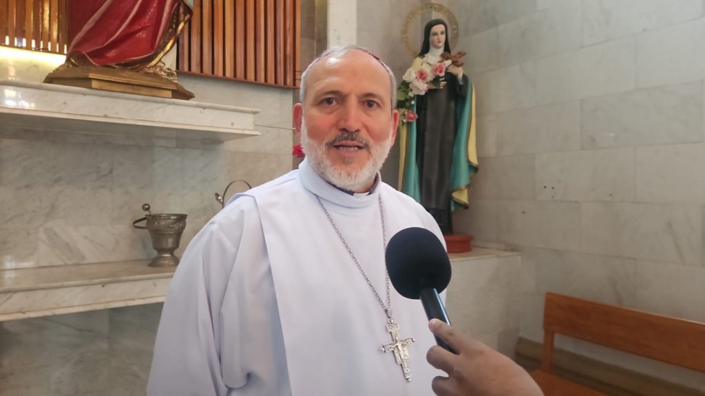El obispo José de Jesús González en la entrevista de ayer en la catedral de Chilapa. Foto: Luis Daniel Nava