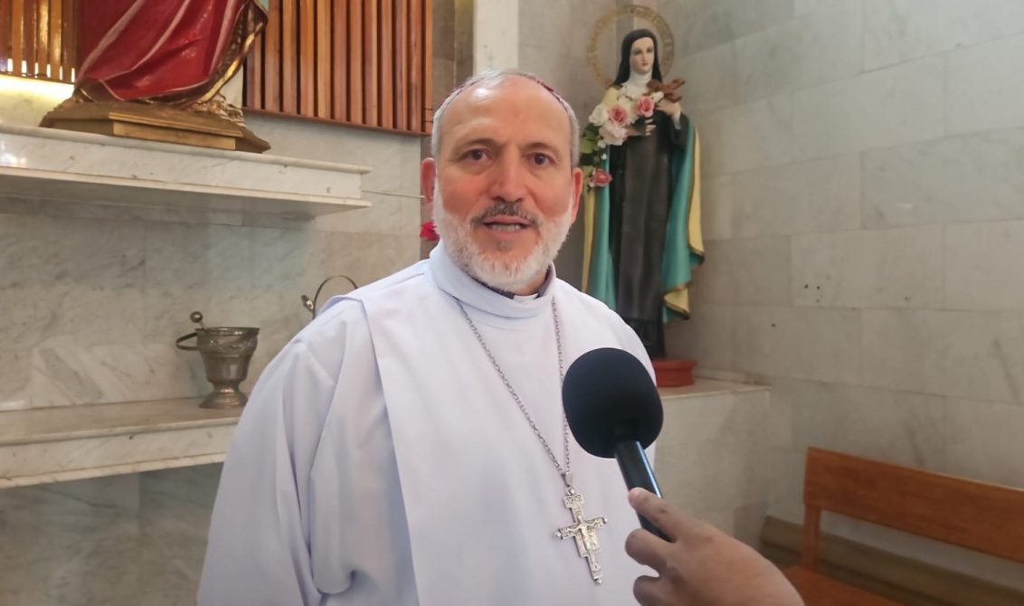 El obispo José de Jesús González en la entrevista de ayer en la catedral de Chilapa. Foto: Luis Daniel Nava