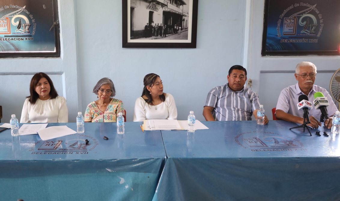 La viuda de Armando Chavarría, Martha Obeso, la esposa y los hijos de Guillermo Sánchez Nava, Alicia Carrera, Patricia Sanchez y Javier Sánchez, y el ex guerrillero Nicomedes Fuentes en conferencia de prensa. Foto: Jessica Torres Barrera