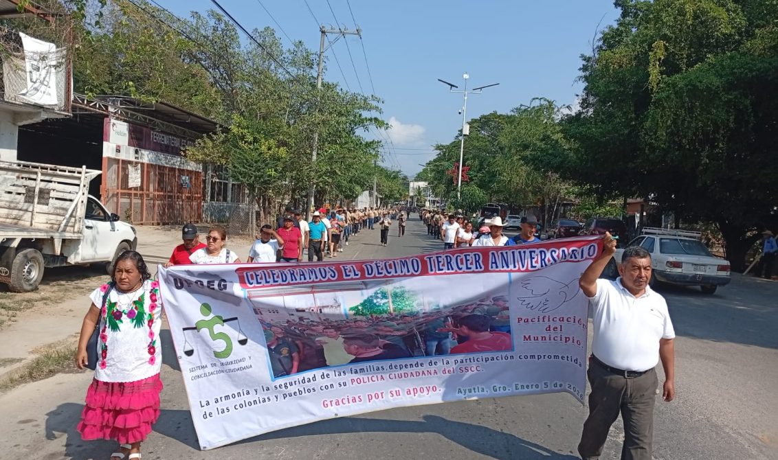 La marcha de policías ciudadanos de la UPOEG, ayer en la cabecera municipal de Ayutla para festejar su 13 aniversario. Foto: Rosendo Betancourt Radilla