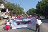 La marcha de policías ciudadanos de la UPOEG, ayer en la cabecera municipal de Ayutla para festejar su 13 aniversario. Foto: Rosendo Betancourt Radilla