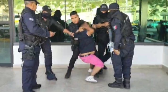 Policías municipales someten a un albañil afuera del banco Banjjército, en la avenida Escénica supuestamente por ingerir bebidas alcohólicas adentro de un taxi colectivo. Foto: El Sur