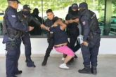 Policías municipales someten a un albañil afuera del banco Banjjército, en la avenida Escénica supuestamente por ingerir bebidas alcohólicas adentro de un taxi colectivo. Foto: El Sur