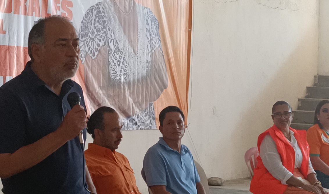 El ex gobernador Héctor Astudillo asistió a Atoyac a darle la bienvenida a la regidora Lupita Astudillo Morales quien renunció al PRI para integrarse al partido Movimiento Ciudadano. Foto: Francisco Magaña