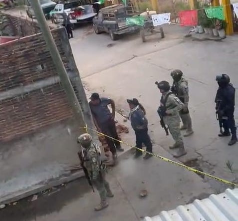 Militares y policías realizan un cateo en la casa de un presunto narcomenudista en Arenal de Álvarez, municipio de Benito Juárez. Foto: Francisco Magaña