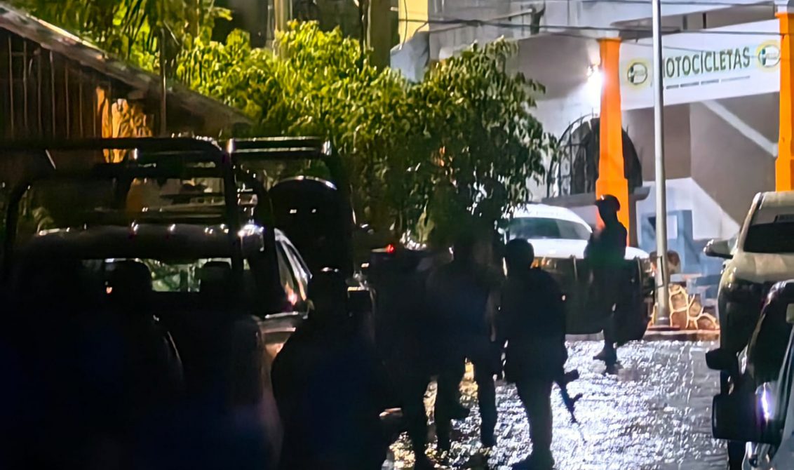 Policías, militares y agentes de la Guardia Nacional resguardan la agencia del ministerio público de Barrios Históricos que fue atacada a balazos en julio del año pasado. Foto: Cortesía Raúl Sendic García / Archivo