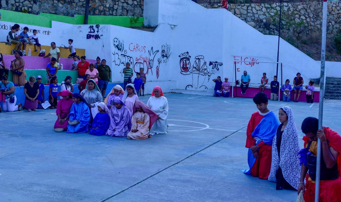 El pasado 18 de abril pintas con dibujos de la planta mariguana, y de armas de fuego, y las siglas CJNG, en una pared del Fortín Álvarez en la colonia La Mira, en donde vecinos e integrantes de la iglesia de Las Cuevas del Padre Herman representaron el Viacrucis. Foto: Carlos Carbajal