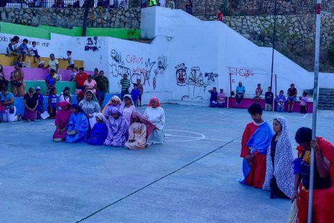 El pasado 18 de abril pintas con dibujos de la planta mariguana, y de armas de fuego, y las siglas CJNG, en una pared del Fortín Álvarez en la colonia La Mira, en donde vecinos e integrantes de la iglesia de Las Cuevas del Padre Herman representaron el Viacrucis. Foto: Carlos Carbajal