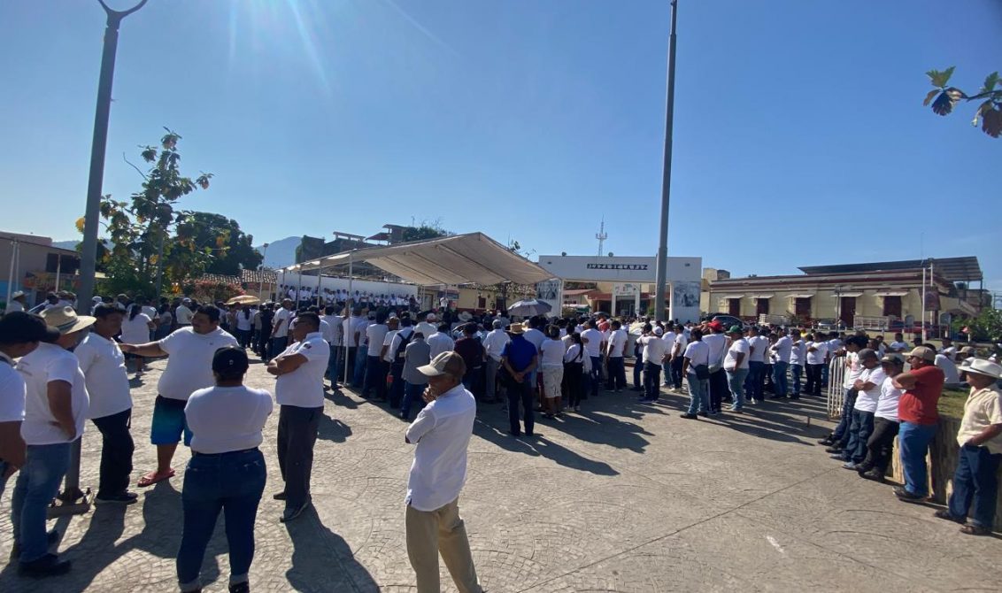 Autoridades municipales y comunitarias, integrantes de organizaciones sociales y ciudadanos en general del municipio de Ayutla, ayer en la Plaza de la Paz. Foto: El Sur