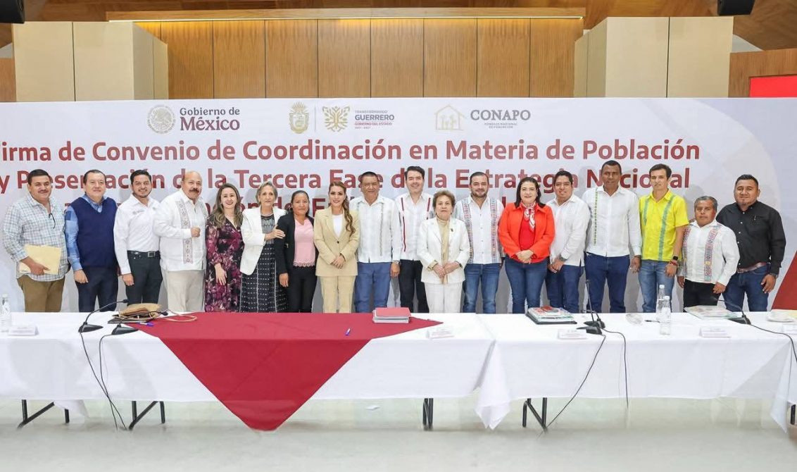 La gobernadora Evelyn Salgado Pineda junto a la secretaria general del Consejo Nacional de Población, Gabriela Rodríguez Ramírez, el subsecretario de Derechos Humanos, Población y Migración, Félix Arturo Medina Padilla, y asistentes a la firma de un convenio contra el embarazo adolescente. Foto: Facebook