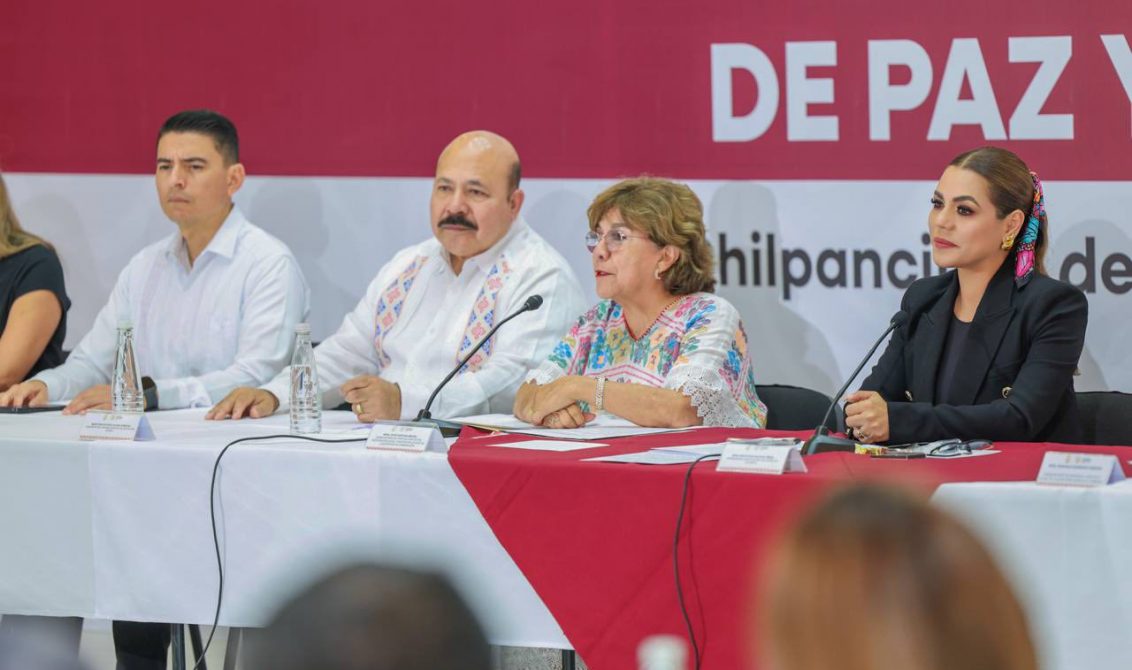 El secretario de Seguridad del estado, Daniel Antonio Ledesma Osuna, el presidente del Tribunal Súperior de Justicia, Ricardo Salinas Sandoval y la gobernadora Evelyn Salgado Pinedal escuchan a la subsecretaria de Gobernación federal, Rocío Bárcena Molina en Casa Guerrero, donde se instalaron los Consejos Estatal y Municipales de Paz y Justicia Cívica con 22 alcaldes. Foto: Gobierno del estado