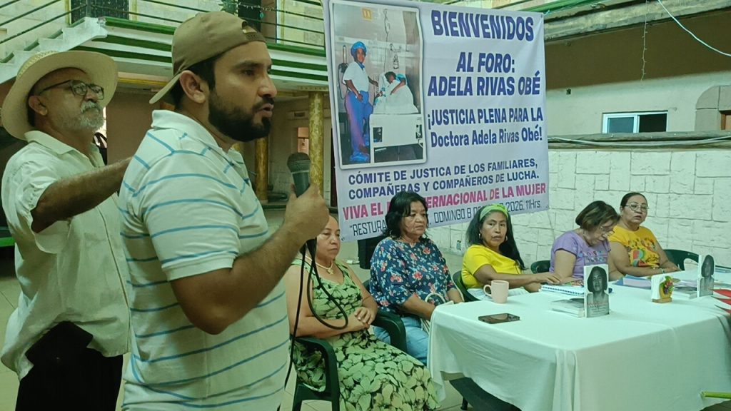Al frente, el hijo de la doctora Adela Rivas Obé, Bolívar Rojas Rivas, y su papá, Wilibaldo Rojas Arellano, ayer en el foro en el que participaron representantes de organizaciones sociales en el restaurante México en Atoyac. Foto: Francisco Magaña