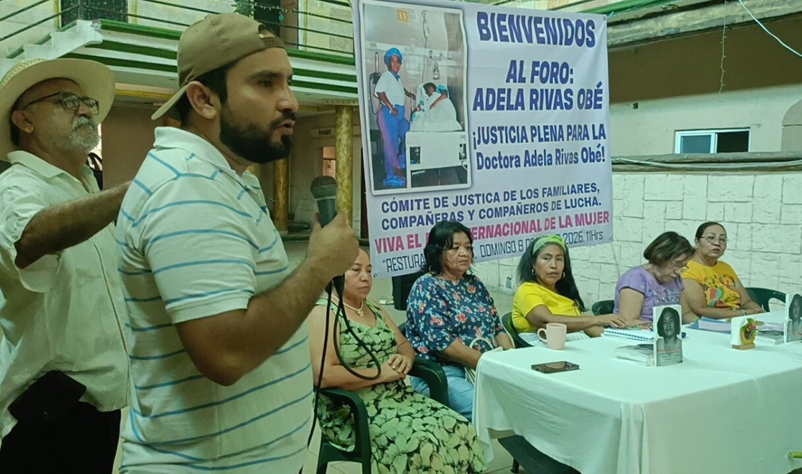 Al frente, el hijo de la doctora Adela Rivas Obé, Bolívar Rojas Rivas, y su papá, Wilibaldo Rojas Arellano, ayer en el foro en el que participaron representantes de organizaciones sociales en el restaurante México en Atoyac. Foto: Francisco Magaña