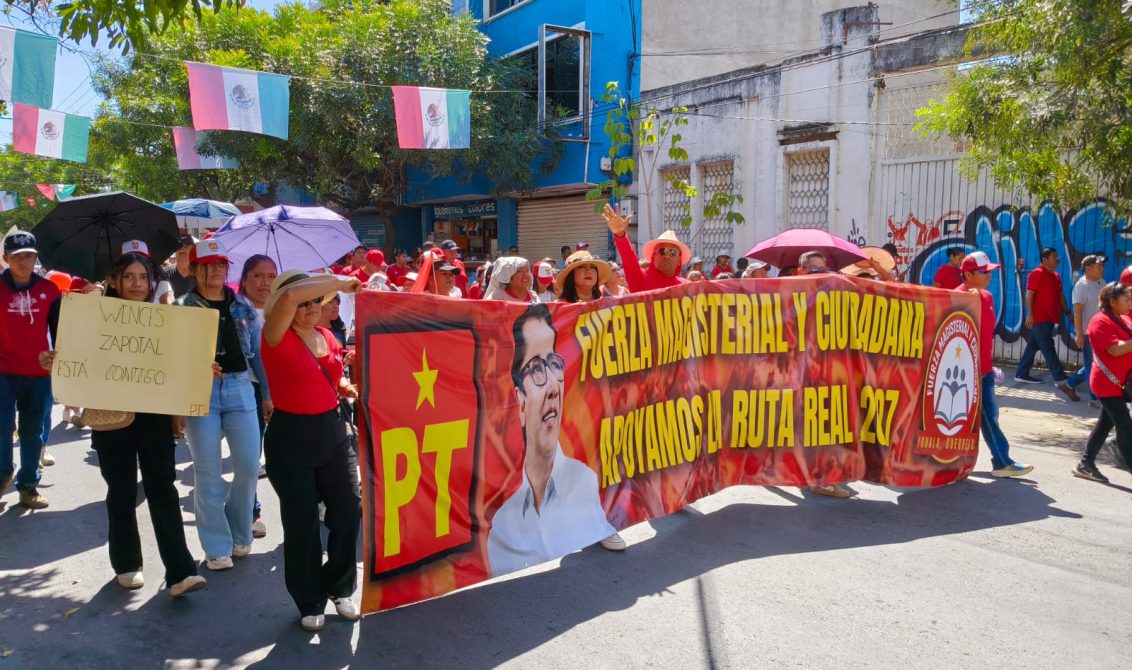 Militantes y simpatizantes del PT de la región Norte en la marcha realizada este domingo en Iguala, para conmemorar los 35 años del Partido del Trabajo con una manta en la que se manifiesta el apoyo a su dirigente estatal para que sea el candidato a gobernador en las elecciones de 2027. Foto: El Sur