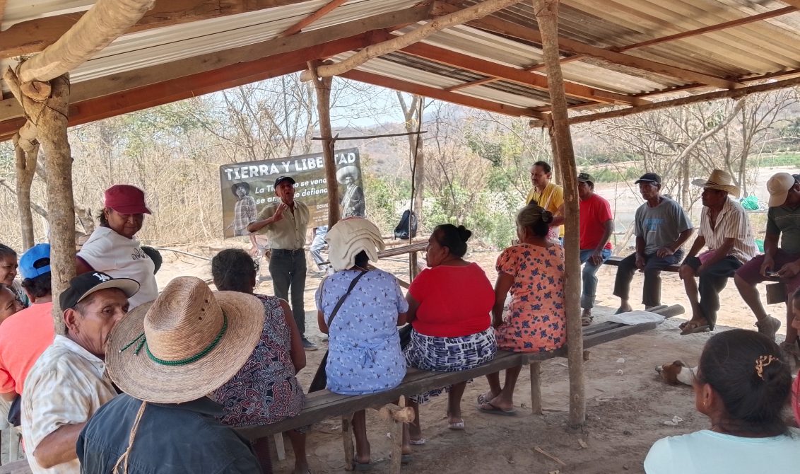 La asamblea de ayer del Cecop en el embarcadero de El Fraile, a orillas del río Papagayo. Foto: Ramón Gracida Gómez