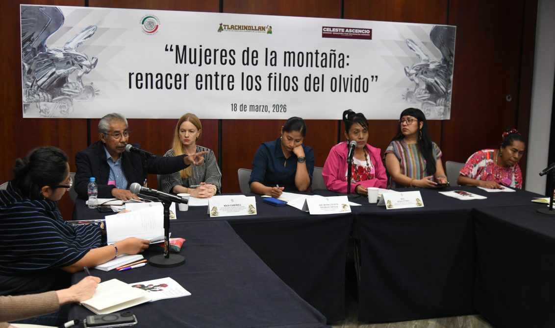 El director del Centro de Derechos Humanos de la Montaña, Tlachinollan, Abel Barrera Hernández, la representante adjunta ante la Oficina en México del Alto Comisionado de las Naciones Unidas para los Derechos Humanos, Maia Campbell, la senadora por Morena Reyna Celeste Ascencio Ortega, la abogada Neil Arias Vitinio, en la presentación del informe Mujeres de la Montaña: renacer entre los filos del olvido, en un salón de la Cámara de Senadores. Fotos: Cortesía Tlachinollan