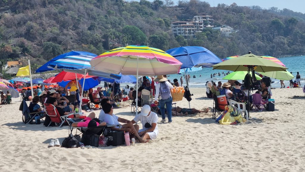 Turistas este domingo en la playa La Ropa en Zihuatanejo. Foto: Brenda Escobar
