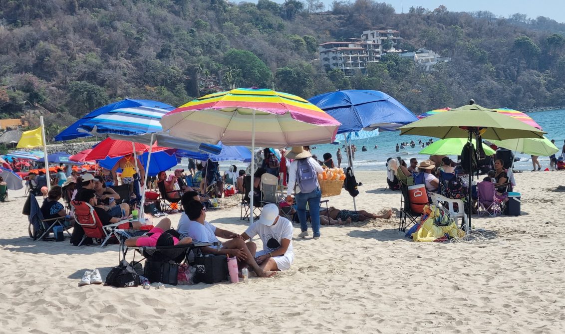 Turistas este domingo en la playa La Ropa en Zihuatanejo. Foto: Brenda Escobar