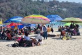Turistas este domingo en la playa La Ropa en Zihuatanejo. Foto: Brenda Escobar