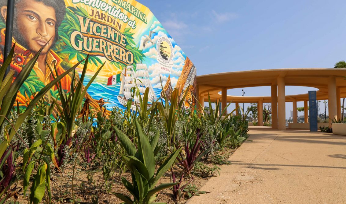 El Jardín del Puerto en dónde se realizan los últimos trabajos de remodelación, y en cuyo mural se lee Bienvenidos al Jardín Vicente Guerrero. Foto: Carlos Carbajal