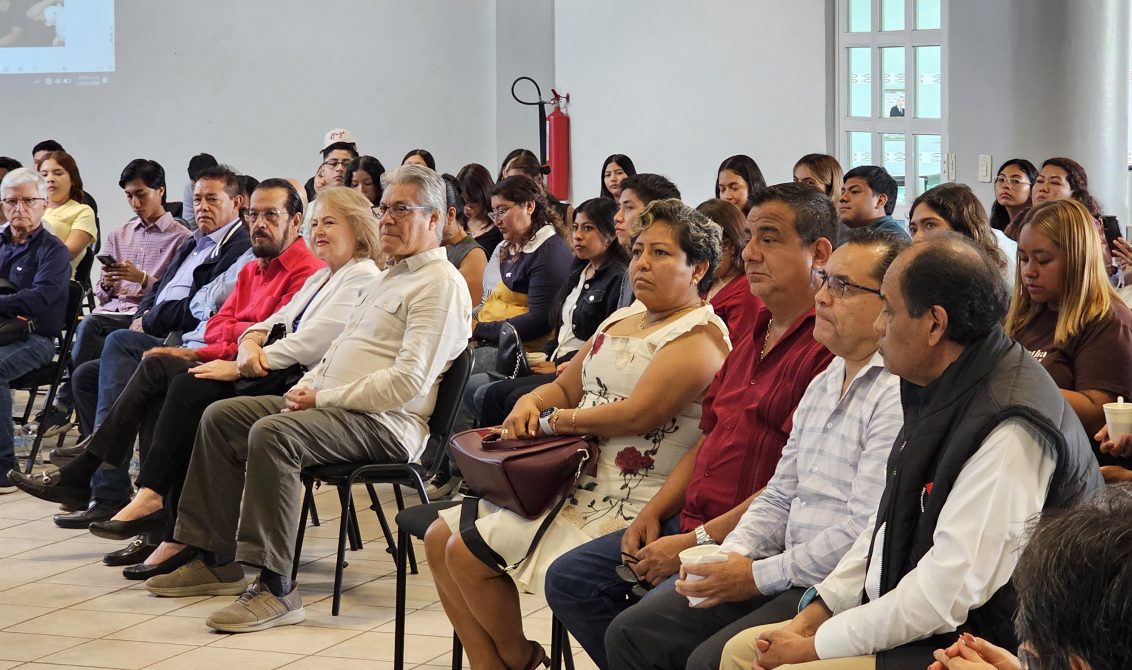 El ex gobernador, Rogelio Ortega Martínez, la doctora, Berenice Illades Aguiar, el diputado local por Morena Marco Tulio Sánchez Alarcón, el ex diputado local, Osbaldo Ríos Manrique, en el congreso de Unidad Democrática de la UAG t Foto: Jesús Eduardo Guerrero