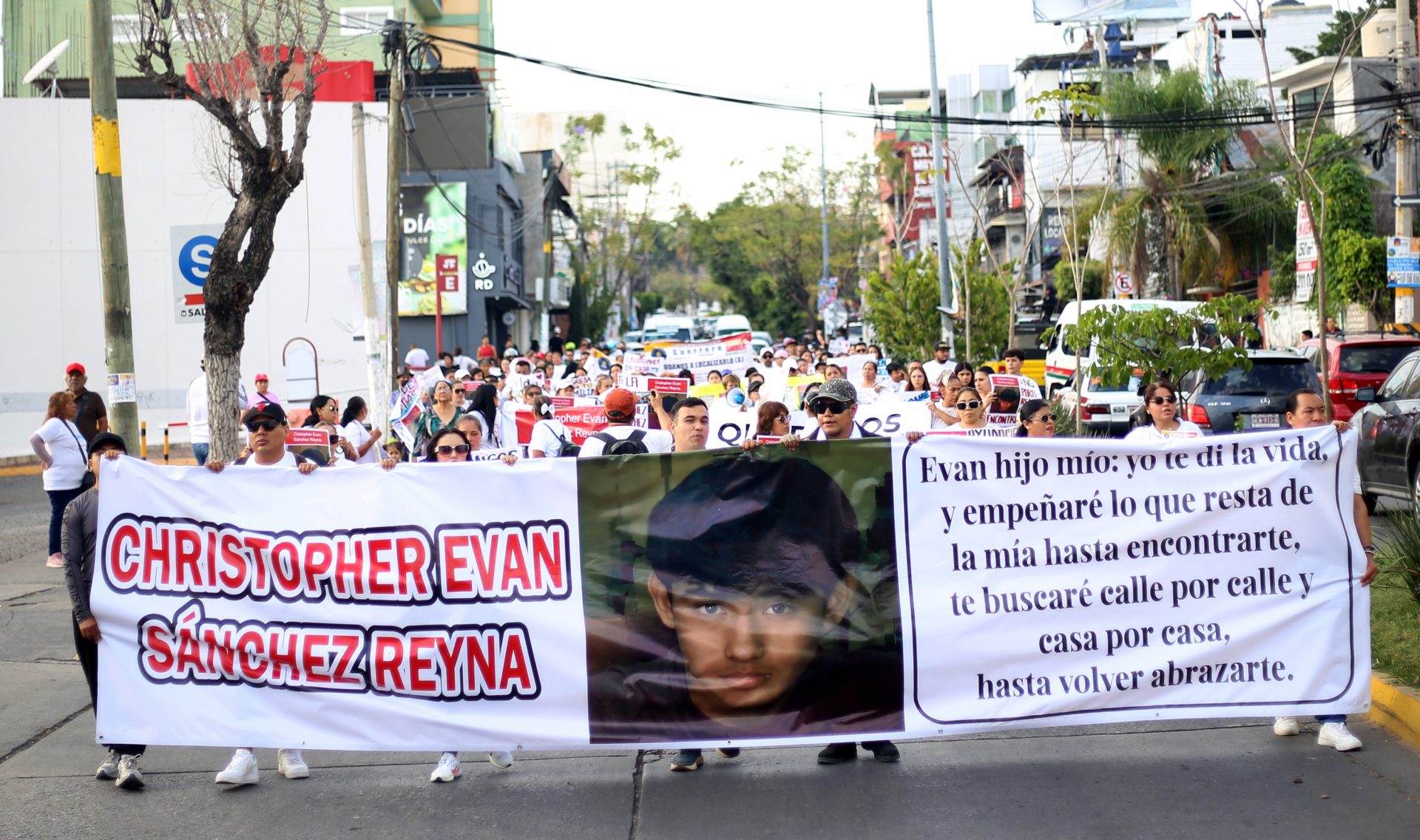 Familiares, amigos e integrantes del Colectivo de familiares de personas desaparecidas Maria Herrera, marchan en Chilpancingo a las instalaciones de la Fiscalía General del Estado, para exigir la búsqueda del adolescente Christopher Evan Sánchez, desaparecido el 11 de marzo. Foto: Jesús Eduardo Guerrero