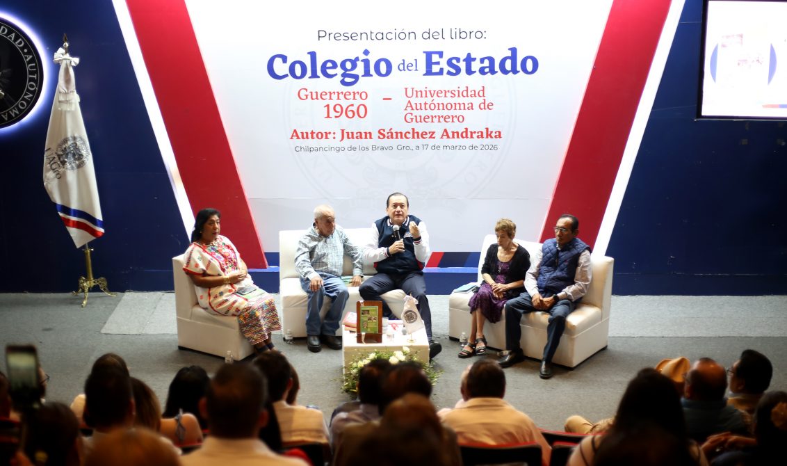 El rector Javier Saldaña Almazán, en la presentación del libro Colegio del Estado Guerrero 1960-Universidad Autónoma de Guerrero, del escritor Juan Sánchez Andraca, acompañados por la secretaria del Staisuag, Brenda Alcaraz González, la maestra emérita Luz Alejandra Cárdenas Santana y el secretario del Stauag, Francisco Hernández Herrera. Foto: Jesús Eduardo Guerrero