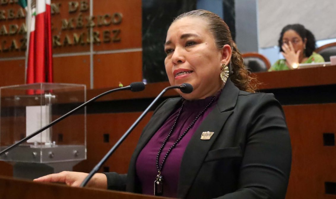 La diputada de Morena, Claudia Sierra Pérez en tribuna presentó una iniciativa para reconocer como violencia contra las mujeres la falta de libertad reproductiva. Foto: Jessica Torres Barrera