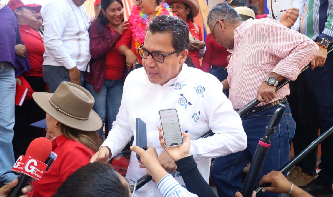 El comisionado político nacional del Partido del Trabajo en el estado Victoriano Wences, es entrevistado por reporteros al finalizar el mitin de la marcha de la lealtad del PT en la alameda de Zumpango. Foto: Jessica Torres Barrera
