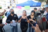 El padre del abogado Anselmo Campuzano asesinado el 3 de octubre pasado en Iguala, su hermana Bertha Denis Campuzano y su sobrina Antonia Campuzano, en conferencia de prensa afuera de la Fiscalía General del Estado (FGE) junto al campamento que instalaron para su huelga de hambre. Foto: Jessica Torres Barrera