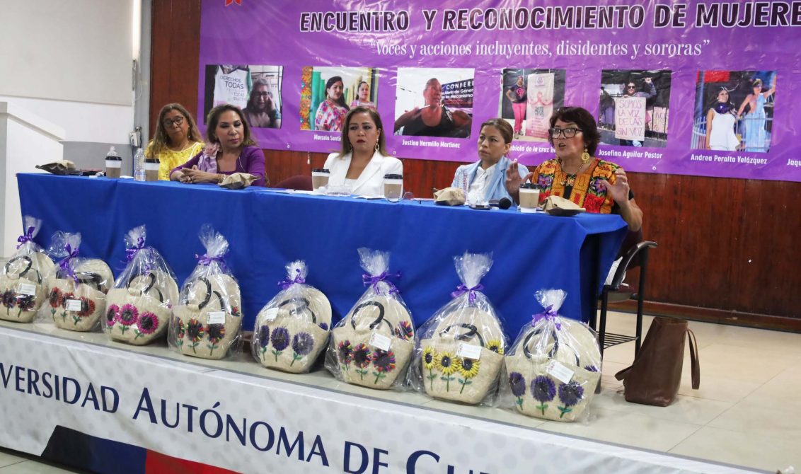 La catedrática e investigadora de la UAG Guadalupe Hernandez, la ex diputada Luisa Vargas, la consejera del TEE Evelyn Rodríguez, la coordinadora de la maestría en derecho de la UAG Aimara Romero y la activista por los derechos de las mujeres Maria Luisa Garfias en el foro “Voces y acciones incluyentes, disidentes y sororas” en el auditorio de la maestría de Derecho de la UAG. Foto: Jessica Torres Barrera
