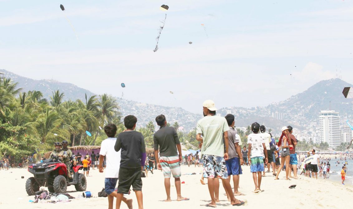 Concentración de niños, jóvenes y adultos en las playas Suave y Domingullo en el festejo del Día de la Culebrina, ayer en Acapulco. Foto: Jesús Trigo