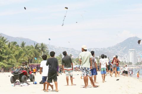 Concentración de niños, jóvenes y adultos en las playas Suave y Domingullo en el festejo del Día de la Culebrina, ayer en Acapulco. Foto: Jesús Trigo