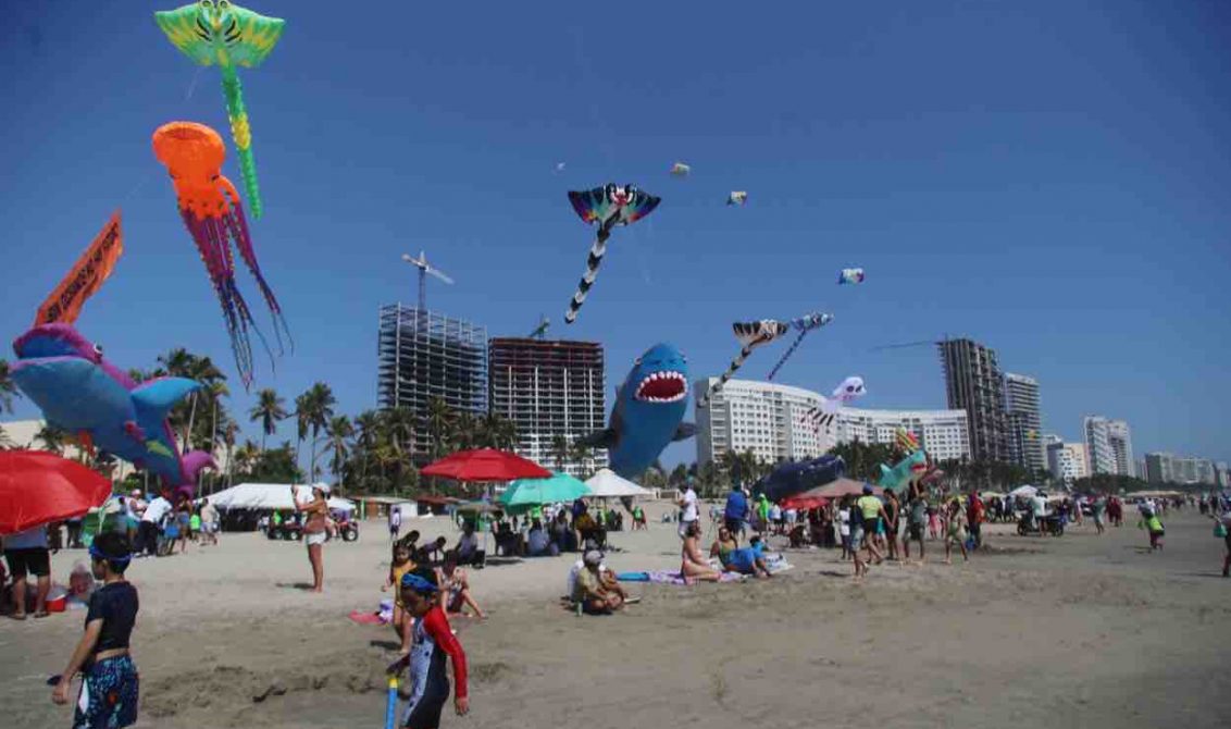 El festival de papalotes gigantes organizado por Greenpeace en playa Revolcadero, este domingo. Foto: Jesús Trigo